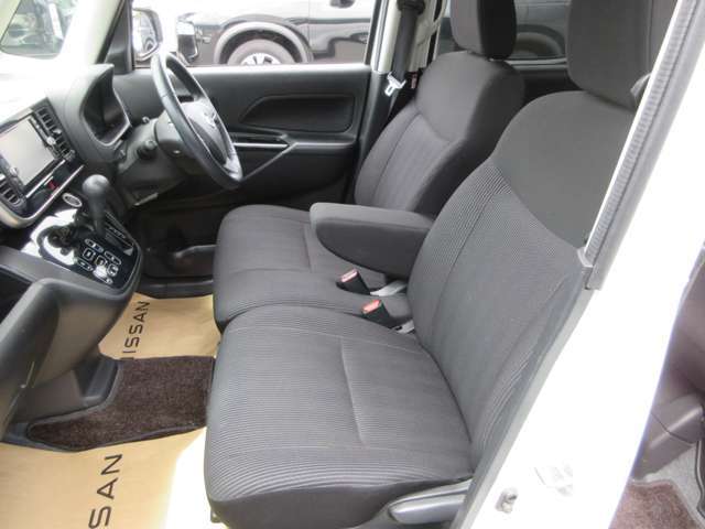 【VDC】運転操作やクルマの速度を検知して、ブレーキやエンジン出力の制御を 自動的に行い、滑りやすい路面やカーブを曲がるときや障害物を回避するときにクルマ の横滑りを軽減し、運転に安心感を与えます。