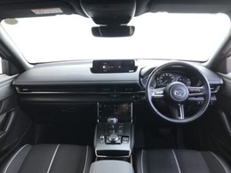 【運転席インテリアデザイン】左右対称のインテリアデザインでドライバーを包み込み運転に集中できるように設計されています。