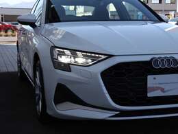 2025年モデルから装備！2次元でありながら奥行きを感じさせ立体的に浮かび上がるAudi　rings、そして配光が3パターンを選択可能に出来るデジタルデイタイムランニングライトを装備！