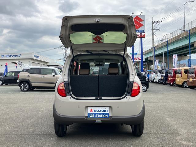 バックドアは上開き跳ね上げ式で、開口も広め！レジャーやショッピングの荷物も積みやすそうですね！