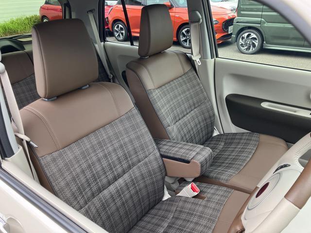 運転席と助手席の間に財布や携帯などちょっとした小物を収納できる【フロントアームレストボックス】