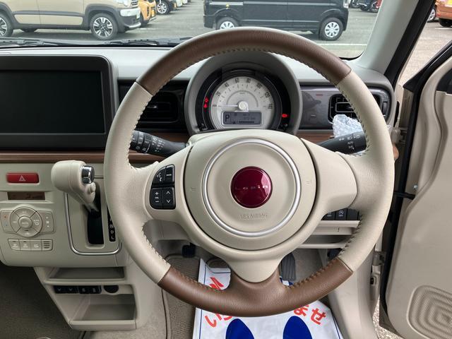 ドライバーの手にしっくりなじむ本革巻仕様のステアリング。