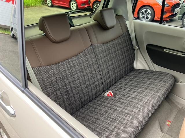 リヤシートも全車消毒済み。キュートなチェック柄のブラウン内装♪　リラックスできるゆったりした空間♪
