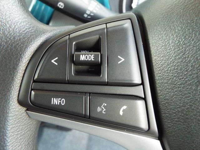 オーディオの操作も手元でらくらくステアリングスイッチ付き！