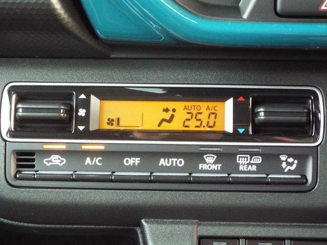 温度設定するだけで自動的に風量の調節をしてくれるオートエアコン機能付き！ドアミラーの曇りを防止するミラーヒーターも付いています！