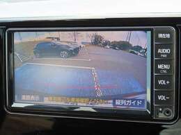 バックモニター付きでガイドラインがモニターに表示され、車庫入れや縦列駐車などの際に役立ちます！
