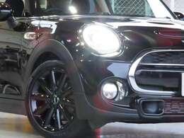 新車時オプションの「ペッパーパッケージ」をはじめ、純正ブラックの17インチアルミホイールや、マルチファンクション付き「JCWステアリング」など、装備面・ルックスともに充実した1台です。