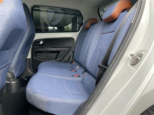この車はコンパクトながらも、後部座席が大人も座ることができるほどに工夫されています。スペースを最大限に活用するデザインにより、乗車するすべての人にとって快適な環境を提供しています。