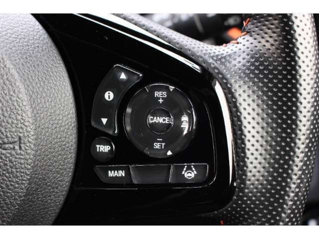 安全運転支援システムHonda　SENSINGを搭載。衝突軽減ブレーキや、誤発進抑制機能、アダプティブクルーズコントロール、車線維持など複数の先進技術で安心・快適なドライブをサポートします。