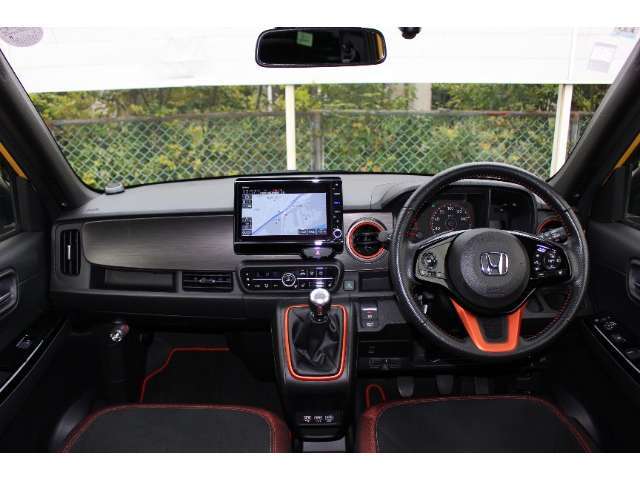 レイアウトから、色づかい、スイッチの感触まで、細やかに気を配ったインテリア。凹凸もできるだけ少なくすることで、全体をすっきり仕上げています。