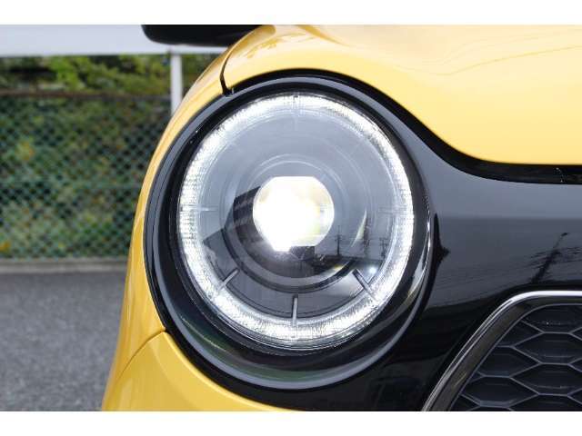 LEDヘッドライトで夜間の視認性も高く、シャープな輝き、先進の安心感。安全とスタイルの調和を生み出します。