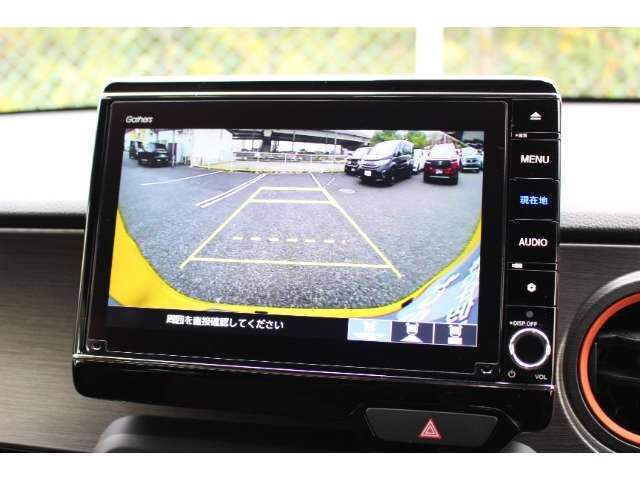 もちろんリアカメラも装備。安心、安全のために駐車時などの後方死角を減らします。また切り替えボタンを操作するとで、ノーマルビュー・ワイドビュー・トップダウンビューの切り替えが可能です！