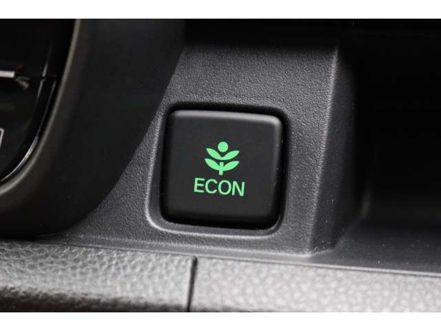 エンジンやエアコンといったクルマ全体の動きを燃費優先で自動制御するECONモード。空調など快適性を優先したいときはスイッチを押してOFFにできます。
