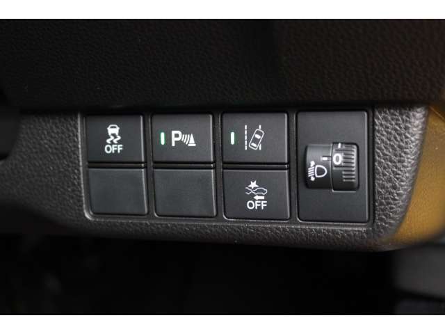 いつでも、どんな場面でも、不安なく安心して運転できるように、ドライバーと一緒に周囲に気を配り、もしもに備える、Honda　SENSINGのさまざまな機能や装備が充実しています。