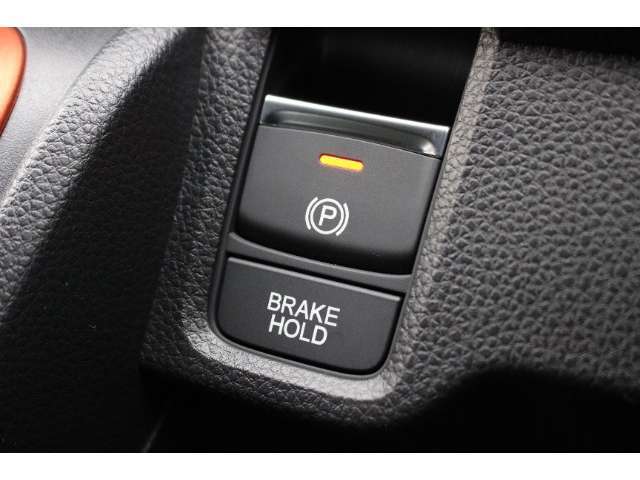 電子制御パーキングブレーキ。ブレーキホールドをONにすれば、ブレーキペダルから足を離しても、停車状態が続きます。アクセルを踏めばブレーキが自動で解除され、発進が可能。信号待ちの間などに便利な機能です。