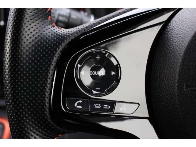 ハンドル左部分でオーディオ操作が可能。そのため、運転中でも目線をずらさずに安全運転♪スマートフォンを接続してハンズフリー通話も可能です。