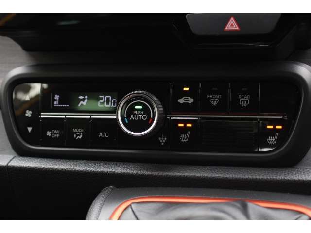 プラズマクラスター技術搭載フルオートエアコンを装備。車内の温度設定だけでなく空気清浄や脱臭などの効果を発揮して車内は快適空間♪