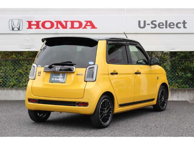 空気抵抗を考えたクルマらしい台形型など、スポーティーかつ暮らしにとけこみ、永く愛着がもてる「タイムレスデザイン」のN-ONE　RSです♪