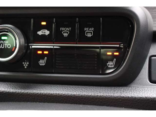 運転席・助手席に2段階の温度調整があるシートヒーターを装備。寒い朝、車に乗り込んですぐにシートヒーターをオン！温かさが広がり、冷たい朝も快適に始まります♪