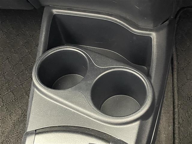 【ドリンクホルダー】ペットボトルなどの飲み物の置く場所に困ることなくスマートにドリンクが置けます。