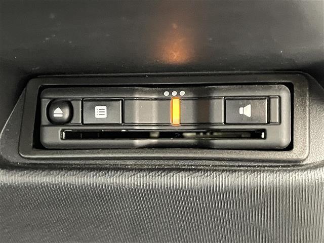 【ETC】有料道路の乗り降り時に停車することなくスマートに乗り入れが可能になったり、割引を受けることができる嬉しい装備です。