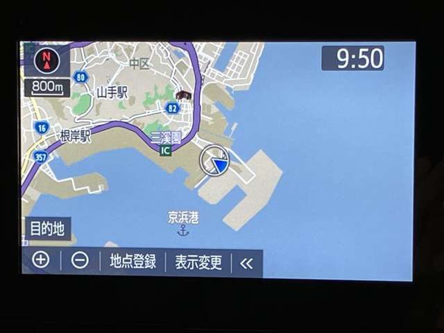 いまや必須装備「ナビゲーション」搭載！知らない場所に、スイスイッとドライブ。なんて便利な機能でしょうか？もう、これなしではハンドルを握れませんね！でも、運転中の操作は危険ですのでご注意ですね☆