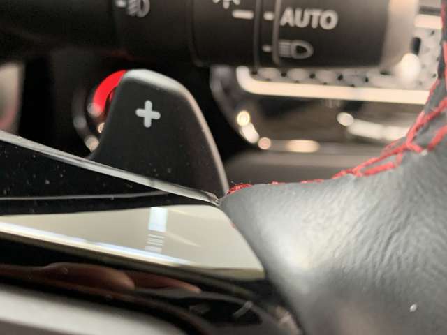 下り坂などエンジンブレーキを効かせたい時に便利なマニュアルモードのパドルシフトを装備