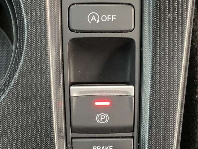 電子制御パーキングブレーキは信号待ちでも便利。いつもより運転がラクになるはずです。