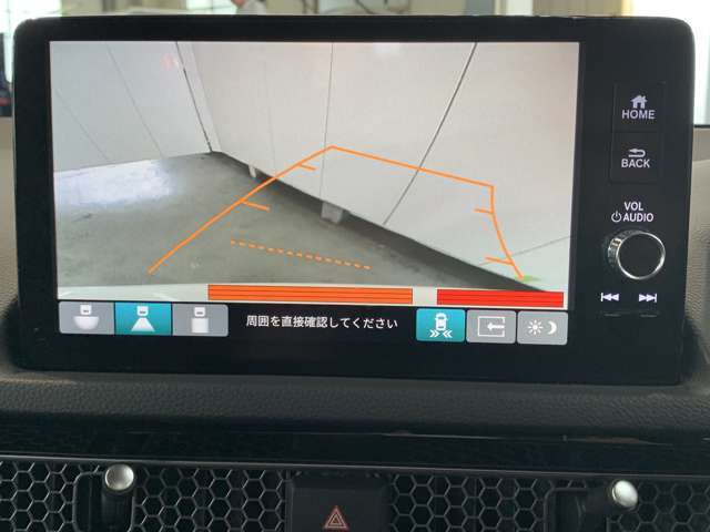 バックギアに入れるだけで自動でリヤカメラに切り替わります！車庫入れやバックが苦手な方にオススメ！
