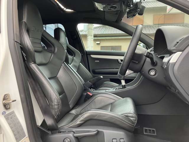 RS4専用バケットシート（フロント：RSロゴ入り） フロントシートヒーター　 電動ランバーサポート（フロント）