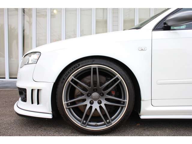 ・ RS4専用ブレーキシステム・ フロント：8pot ブレーキキャリパー・ フロント：365mmクロスドリルド・ベンチレーテッド・フローティング・ブレーキディスク