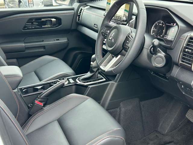 運転者にとっては日々使用することとなる運転席です。運転席が快適だと運転に集中することができますね。