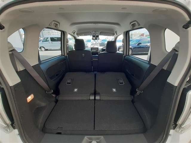 リヤシートのシートバックを両側を前倒しすると、幅のあるものを積むことができます。