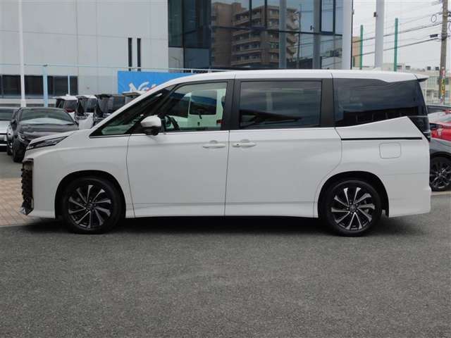 乗り降りに便利な両側電動スライドドア付き