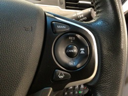 【アダプティブ・クルーズ・コントロール】予め設定した車速内でクルマが自動的に加減速。 前走車との適切な車間距離を維持しながら追従走行し、高速道路でのドライバーの疲労を軽減してくれる嬉しい機能付♪