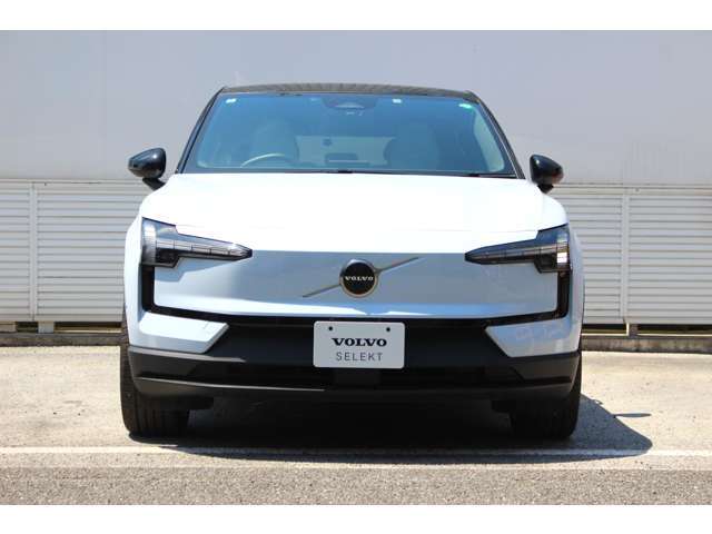 一目でボルボと分かるT字型のLEDデイタイムライトを搭載　電気自動車ならではのグリルレスのフロントフェイス