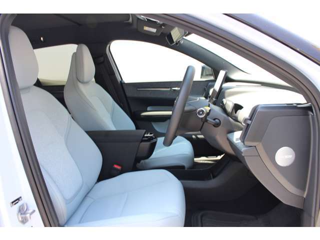 運転席にはパワーシートが付いており、細かいポジショニングやメモリーが可能です。体型を問わず、ドライビングポジションを設定することが可能です。