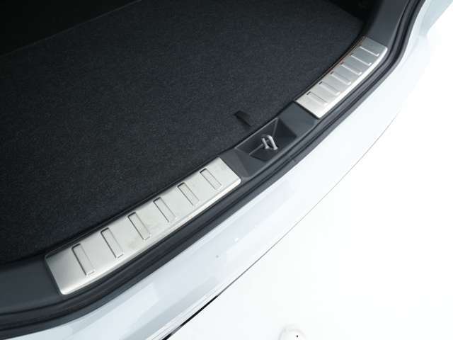 ラゲッジインナープレート☆ステンレス製のプレートとなっており、お荷物の積み下ろし作業などからボディを保護してくれます！