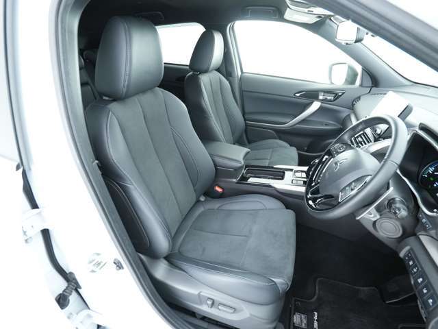 運転席です☆肌触りの良い座席シートや広めの空間が備わっております！急なカーブでもしっかりとお体を支えられるように座席シートの両側が立体的になっており、安定した姿勢で運転が可能♪