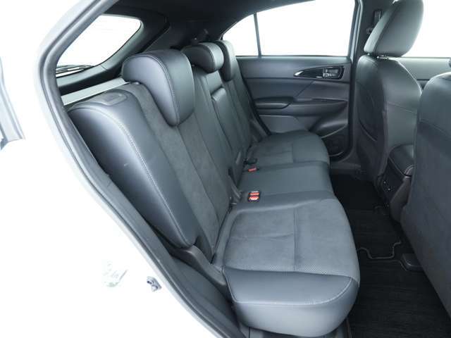 後席シートです☆厚みのある座席は綺麗な状態を維持しており、体重をかけて座っても程よい弾性で押し返してくれます！天井も高めになっておりますので、窮屈感も感じさせにくくなっております！