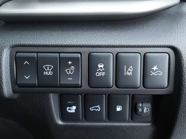 各種機能類のスイッチです！ヘッドアップディスプレイの角度や明るさの調整スイッチの他、横滑り防止装置やレーンキープアシスト等の運転支援機能のオン/オフスイッチもございます！