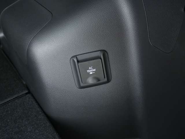 荷室には1500WのAC電源がございます！キャンプ等のアウトドアの際にも、こちらを電源とすることで日常の家電用品をご使用になることも出来ます♪