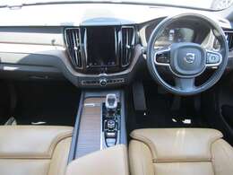 車内は、美しい仕上がりのインテリアが清々しくも落ち着いた雰囲気を醸し出し、独特の居心地のよさを感じさせる、まさにスカンジナビアン・デザインの傑作と呼ぶにふさわしい空間となっています。