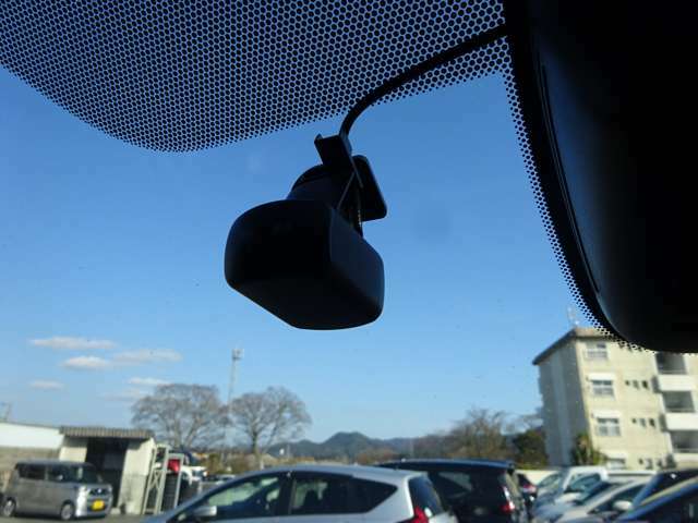 ☆純正ドライブレコーダーがついています。（前後）駐車時も当たりを検知すると録画を開始する機能がついています。