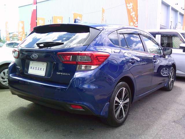 当店は車両本体価格だけではなく諸費用も安い店を目指しています。ぜひ、お支払い総額でも比べてみてください。お客様の意に反した余分な費用はいただきません。