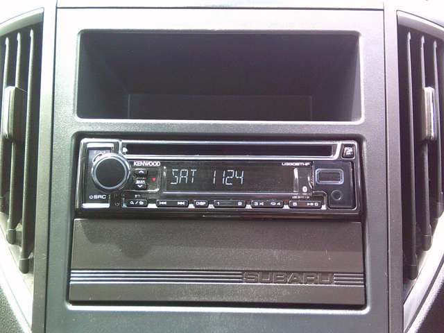純正CDチューナーを装備しています。ナビの取付もぜひお任せください。お得にご提案をさせていただきます。