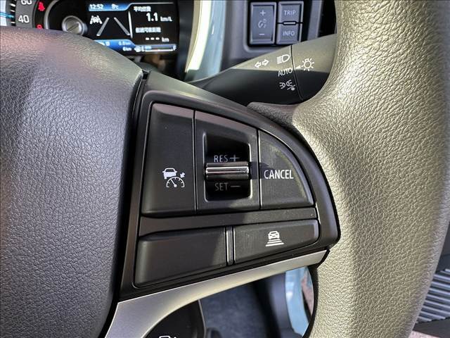 【アダプティブクルーズコントロール】予め設定した速度で定速走行。先行車に近づいたら、システムが先行車との距離や速度差を測定し、自動的に加減速。適切な車間距離を維持しながら追従走行します。