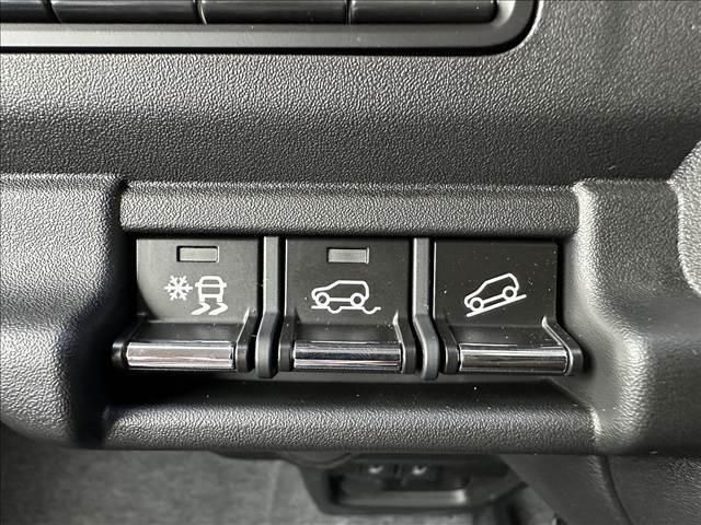 【4WD】雪道や舗装されていない道路でも、走りやすい 、走行性能が高く、高速走行時にも安定して走れることが魅力です♪