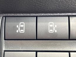 【ハンズフリー機能付き両側パワースライドドア】スライドドアの下に足先を入れてすぐ引くと、自動的にスライドドアが開閉します！荷物で両手がふさがった状態でも、ドアの開閉ができてとっても便利！