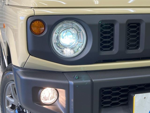 【LEDヘッドライト】悪天候や夜間走行時も良好な視界を確保し安心して運転できる高輝度LEDヘッドライトを装備！点灯速度が早く、消費電力も抑えられています。